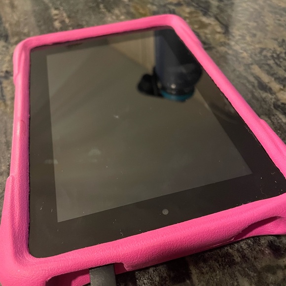 Amazon Kindle Fire kids and comes with charger and case - Picture 7 of 8